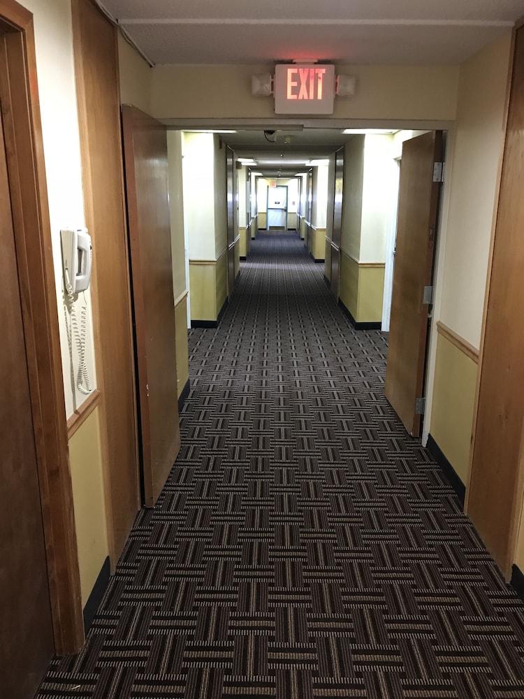 Super 8 By Wyndham Athens Otel Dış mekan fotoğraf