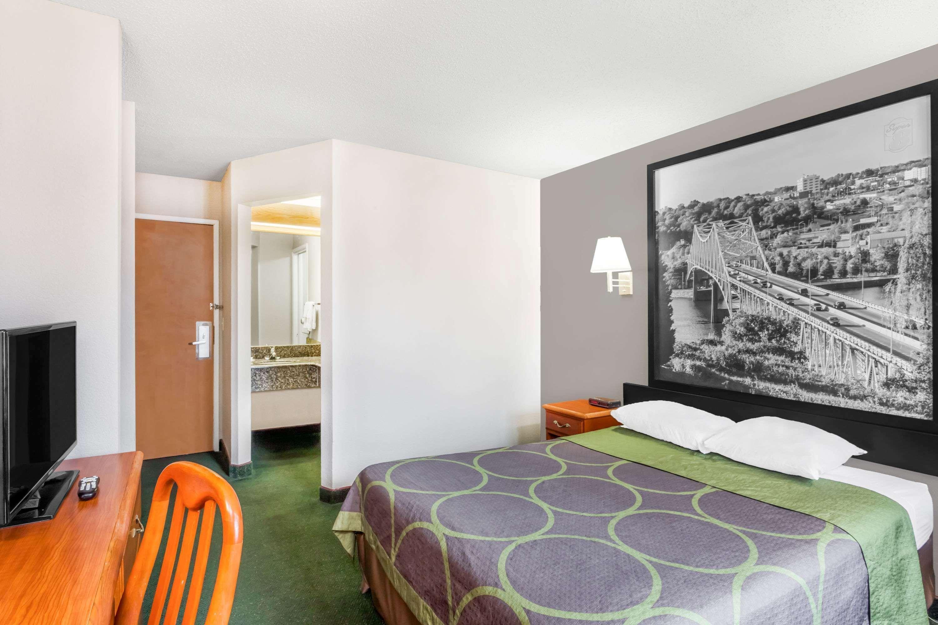 Super 8 By Wyndham Athens Otel Dış mekan fotoğraf
